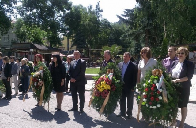С тържествено слово и поднасяне на венци и цветя почетоха рождението на Димитър Пешев