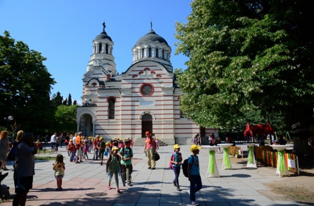 Зам.-кмет поздрави инициативни варненци за строеж на детска площадка (СНИМКИ)