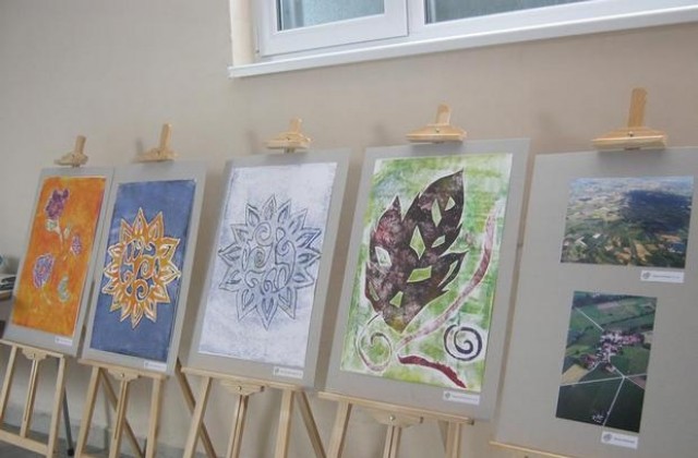 Ученици от СОУ Емилиян Станев изработиха творби, вдъхновени от стила Арт нуво