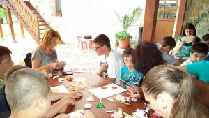 Деца с увреждания изработиха уникални творби по време на арт