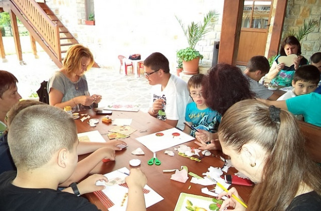 Деца с увреждания изработиха уникални творби по време на арт пленер