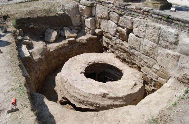 B Плиска археолозите проучват символичен гроб, известен от преди години