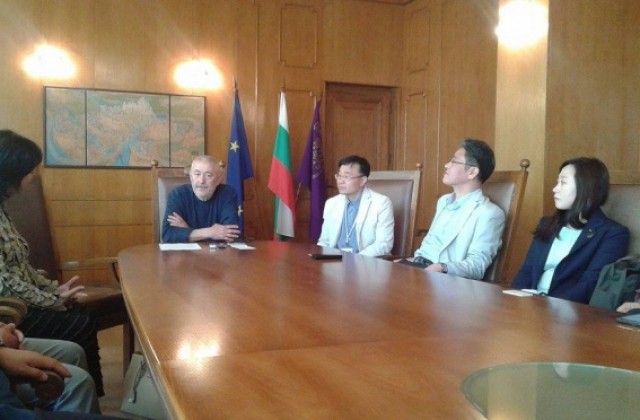 Заместник- кметът на В. Търново посрещна делегация от корейски журналисти