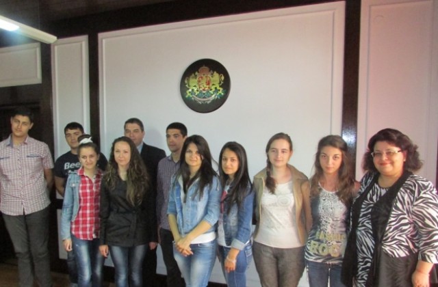 Горнооряховският кмет отличи ученици за добрите им дела