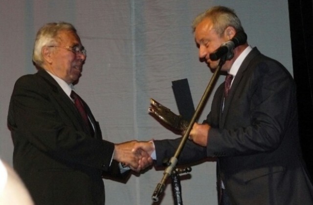 Банко Банков получи официално националната литературна награда „Проф. Димитър Димов”