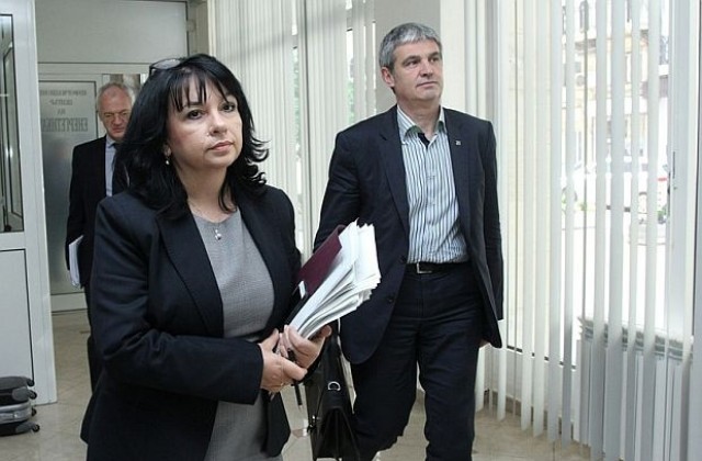 Министър Петкова: Без съкращения на работни места в енергийните дружества