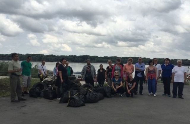Екипът на Областна администрация чисти от Речна гара до Комплекс „Норд“