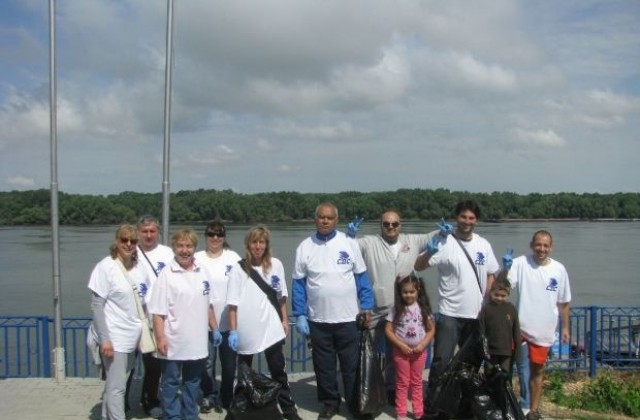 СДС Русе почисти част от кея