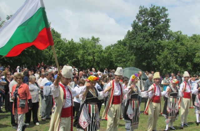 С Хоро се вие край манастира откриха Петропавловския събор