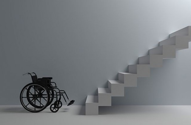 Инвалидна количка сама изкачва стълби