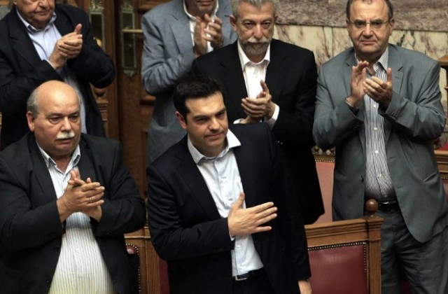 Западната преса: Ако гърците гласуват с да на референдума, това ще е политическа смърт за Ципрас