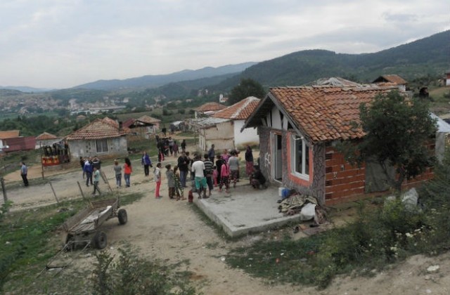 Ромите от Гърмен започнаха сами да събарят къщите си