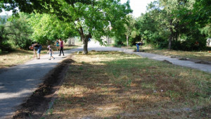 Жители на Дивдядово сами почистват и облагородяват парка в квартала