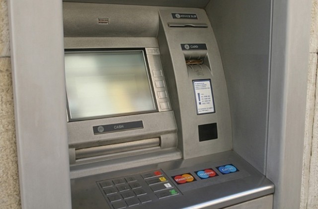 Гърци опитват да теглят пари от български банкомати, пазаруват в наши магазини