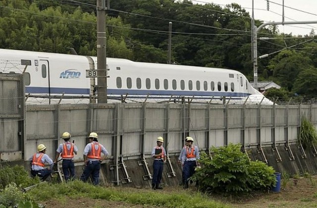 Мъж се самозапали в японски скоростен влак, двама загинаха