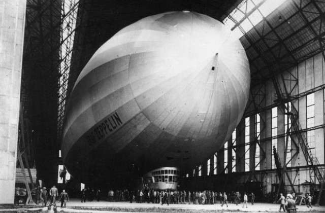 2 юли: Граф Цепелин се издига в небето с дирижабъл
