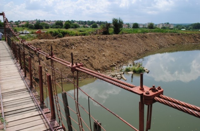 Почистиха коритото на река Белица в Дебелец, построиха земна дига в ниския участък