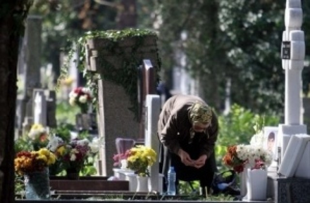 Нова наредба предвижда платен вход за влизане с кола в гробищата