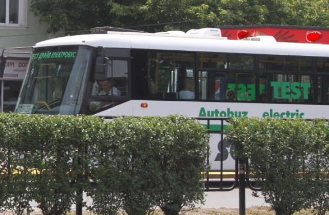 Електробус се движи по пловдивските улици (СНИМКИ)