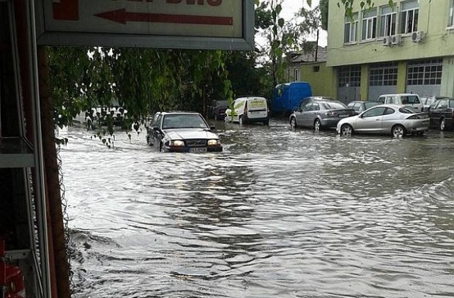 Пороен дъжд и градушка наводниха улиците на Пазарджик