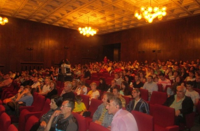 Киномаратонът в Горна Оряховица започна с филма Съдилището, пълна зала и аплодисменти
