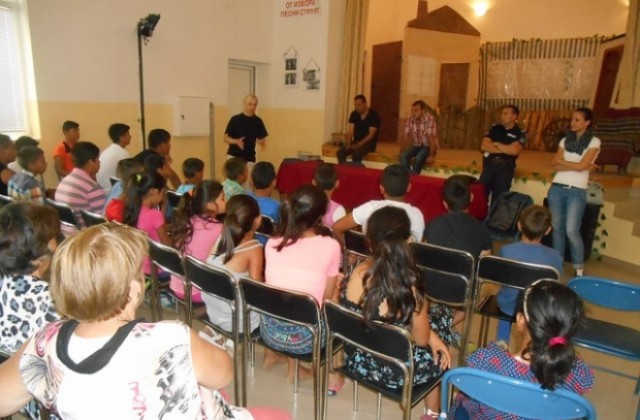 Полицейски инспектори беседваха с деца за безопасна лятна ваканция