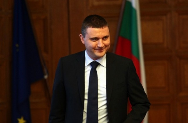 Чиновниците ще летят с бизнес класа само с позволение на финансовия министър