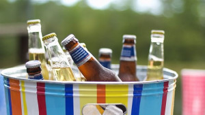 Инженер си построи офис от 8500 бирени бутилки