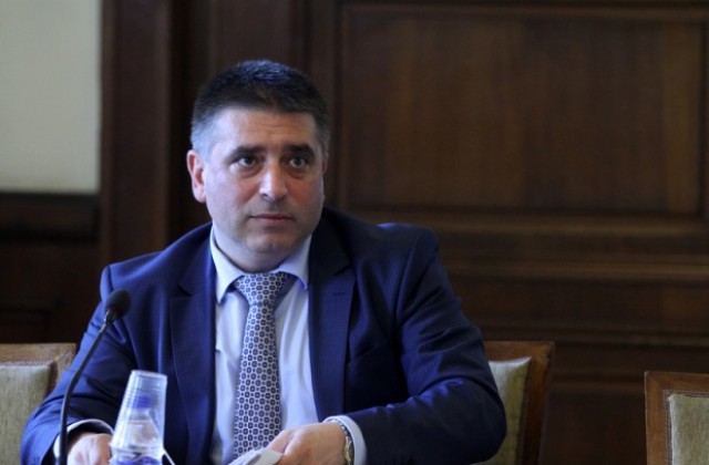 Правната комисия в НС прие предложеното от Плевнелиев допитване