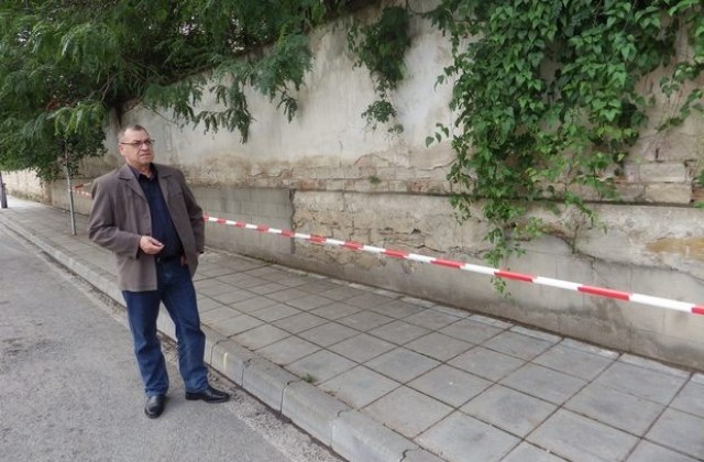 Областният на Ловеч настоява за трайно обезопасяване на оградата на казармата
