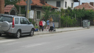 Майки с искане за повдигната пешеходна пътека на пътя Сапарева