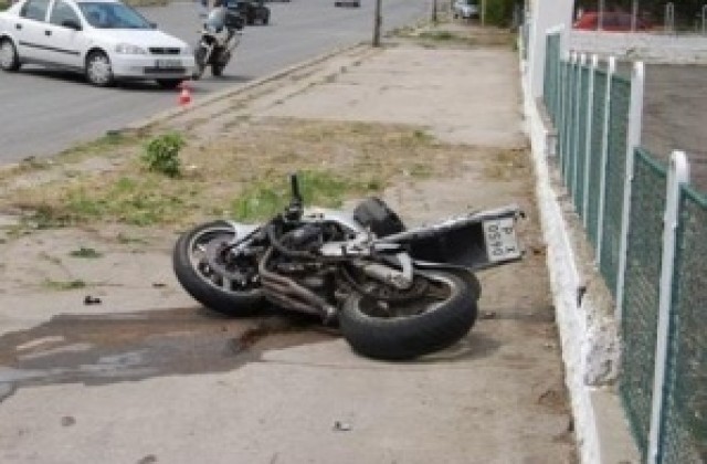 Моторист загина след удар в стълб