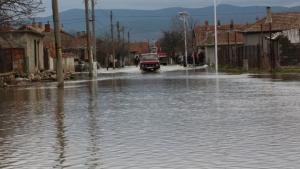 Подпомагат пострадалите от наводнението в с Нова махала