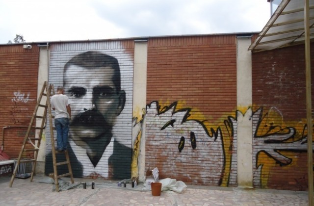 Графит с лика на Иван Вазов краси една от стените на шуменската библиотека