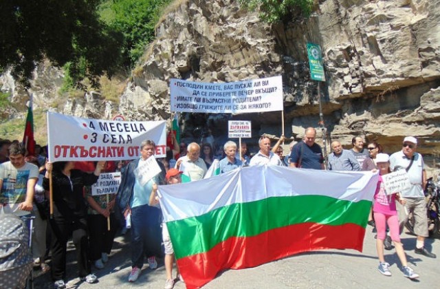 Жители на асеновградски села блокираха пътя за Смолян заради свлачище
