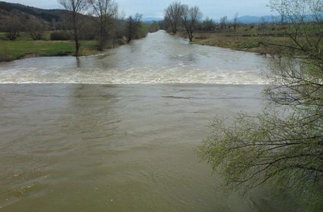 Предупреждават за краткотрайни повишения на водните нива