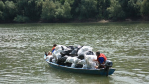 Доброволци събраха 150 чувала с боклуци на о Люляка