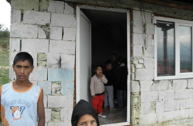 Обитаващи незаконни постройки в община Гърмен отказали социални услуги