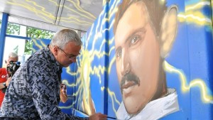 Кметът се включи в украсяване на спирки на градския транспорт