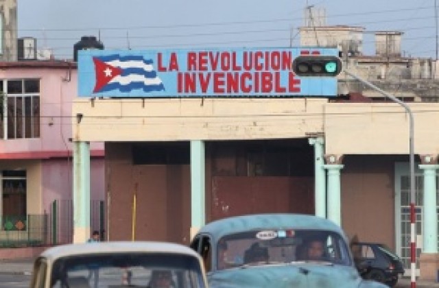 Куба създаде обществени зони с безжичен интернет по булевард в Хавана