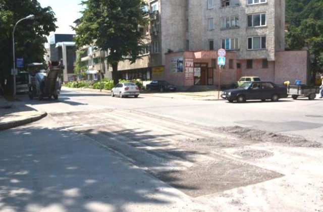 Възстановяват настилката на кръстовището на бул. Априлов с ул. Райчо Каролев