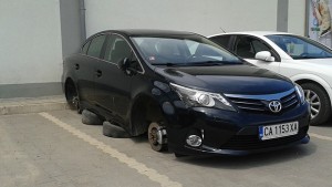 Разкриха младежи оставяли коли по капли