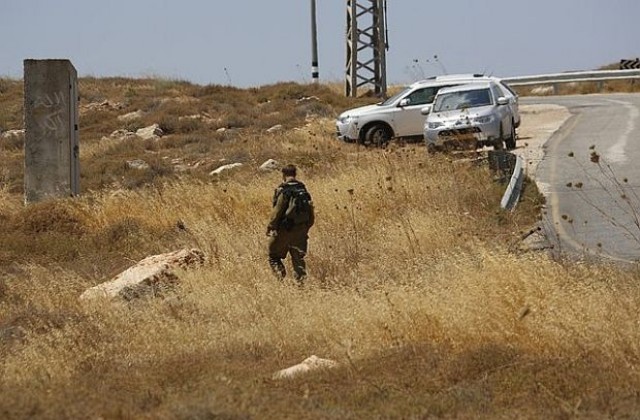 Израелски военни застреляха палестинец, хвърлял камъни по колата им