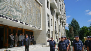 54 cлyжитeли нa МВР в областта наградени зa бeзyпpeчнo изпълнeниe