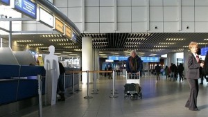 Цветни пътеки борят копърките на Летище София