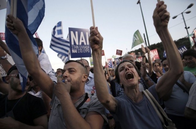 Демонстранти ограбиха магазин в Атина