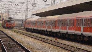 Зачестяват случаите на опасно преминаване на граждани през жп линиите