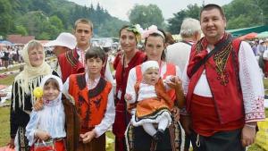 Петмесечната Ивона е наймалкият участник в тракийската сватба за Гинес