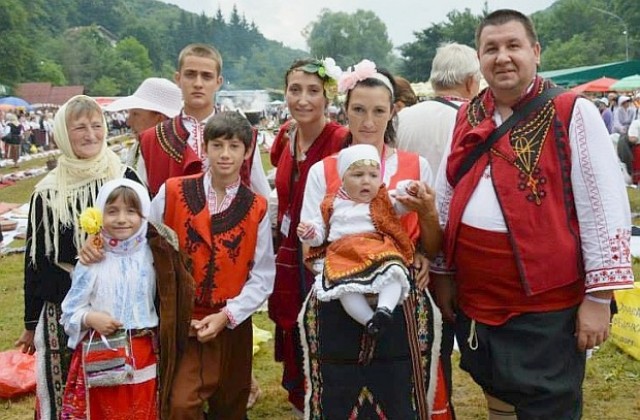 Петмесечната Ивона е най-малкият участник в тракийската сватба за Гинес