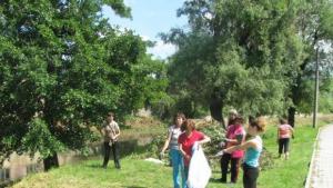 Администрацията в Трявна даде пример общинските служители чистиха реката